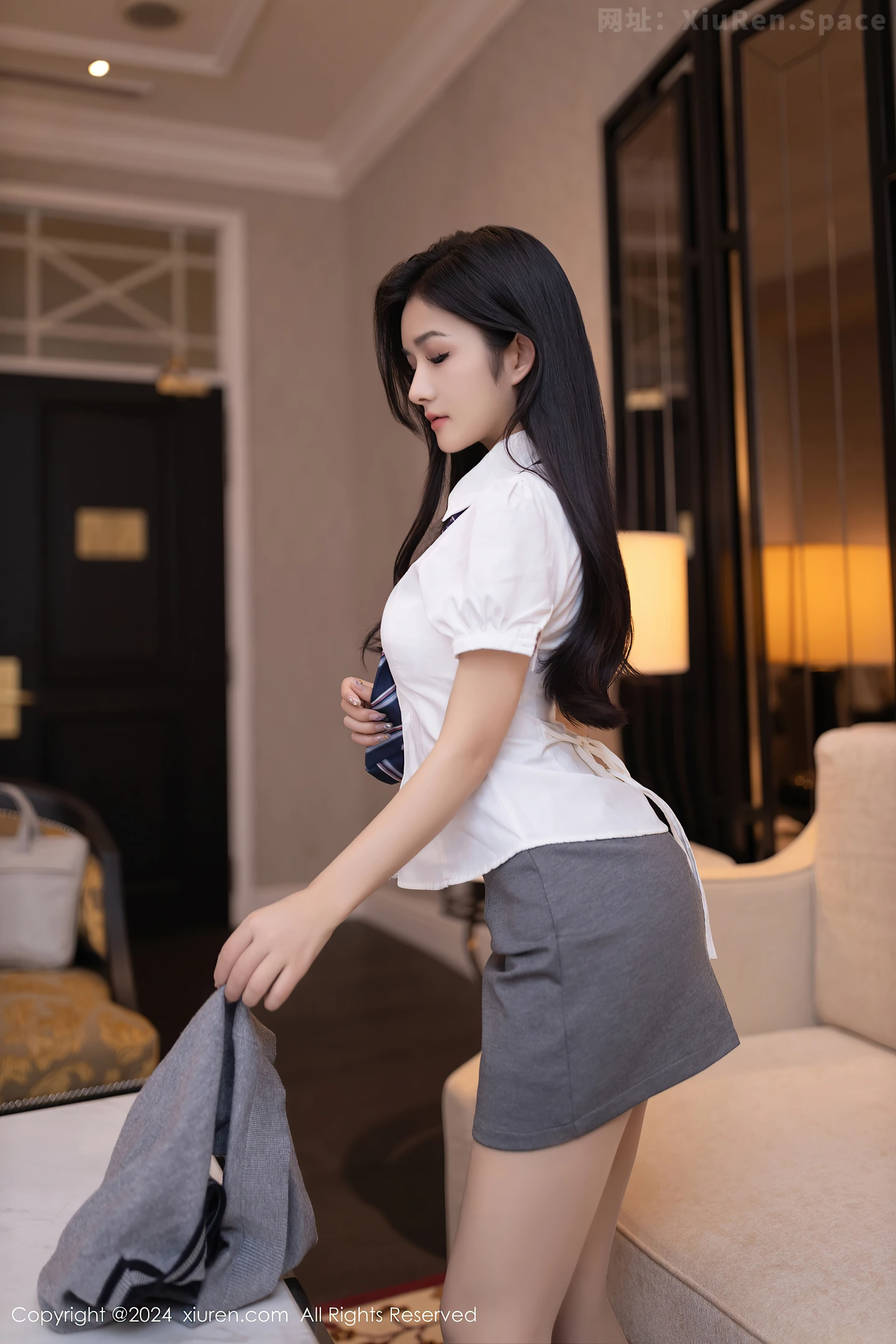 图片[6]-[XiuRen秀人网]VOL.8910 模特谭小灵学生制服露白色内衣配开档肉丝秀丰腴身姿诱惑写真80P-秀人网官方网站